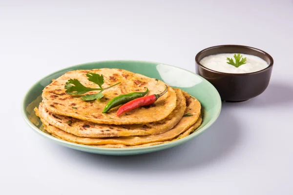 Traditionella indiska bröd - Aloo paratha eller Jennie parotha, potatis fyllda bröd. serveras med tomatketchup eller sås och ostmassa — Stockfoto