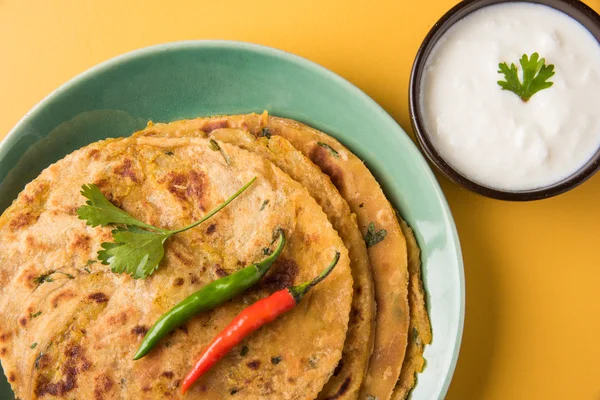 Traditionelles indisches Brot - aloo paratha oder aalu parotha, Kartoffelbrot. serviert mit Tomatenketchup oder Sauce und Quark — Stockfoto