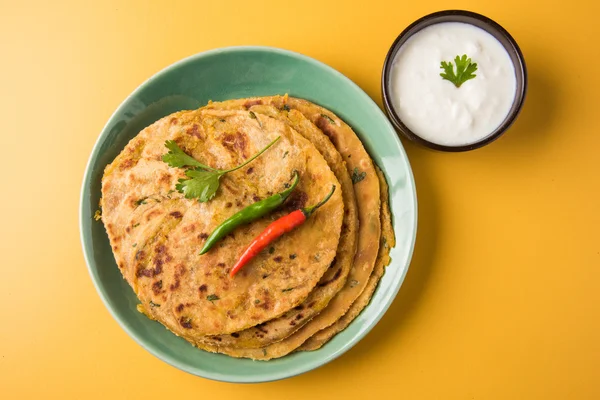 Традиційні індійський хліб - Алу paratha або aalu parotha, картопля фаршировані хліб. подається з томатним кетчупом або соусом і сир — стокове фото