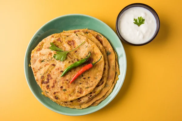 Geleneksel Hint ekmek - Aloo paratha veya aalu parotha, patates, ekmek dolması. domates ketçap ya da sos ve lor ile servis