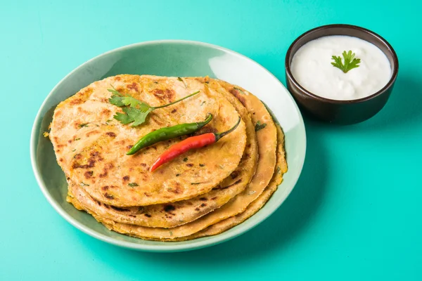 Pan tradicional indio - Aloo paratha o aalu parotha, pan relleno de papa. servido con salsa de tomate o salsa y cuajada —  Fotos de Stock