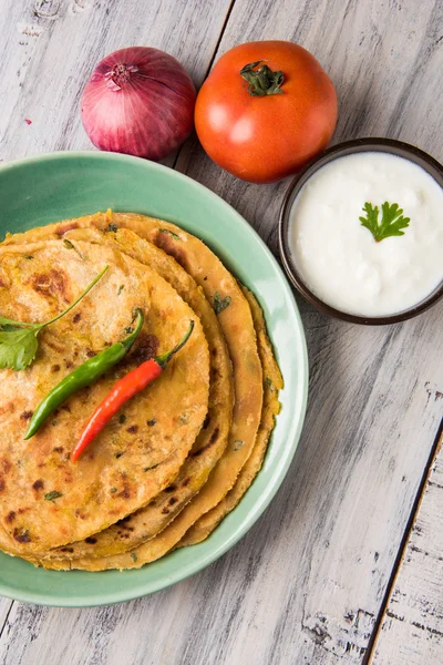 Traditionella indiska bröd - Aloo paratha eller Jennie parotha, potatis fyllda bröd. serveras med tomatketchup eller sås och ostmassa — Stockfoto