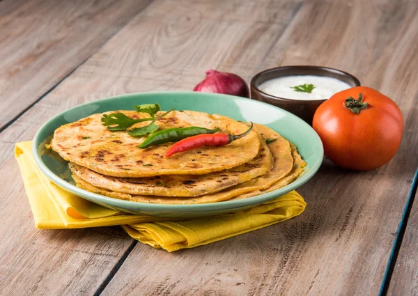 Traditionella indiska bröd - Aloo paratha eller Jennie parotha, potatis fyllda bröd. serveras med tomatketchup eller sås och ostmassa — Stockfoto