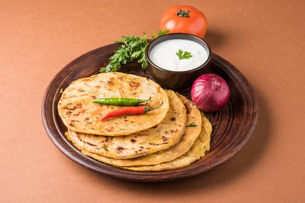 Pan tradicional indio - Aloo paratha o aalu parotha, pan relleno de papa. servido con salsa de tomate o salsa y cuajada —  Fotos de Stock