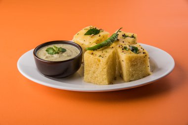 Dhokla / Hint lezzetli aperatifler yapılan piliç bezelye un, seçici odak