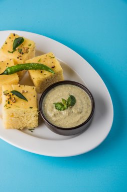Dhokla / Hint lezzetli aperatifler yapılan piliç bezelye un, seçici odak