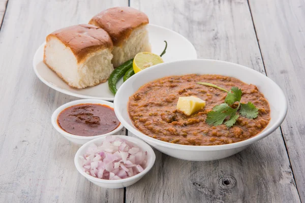 Pav bhaji oder paav bhaji, indisches scharfes Fast Food mit Brot, Zwiebeln und Butter, indisches Essen, mumbai food — Stockfoto