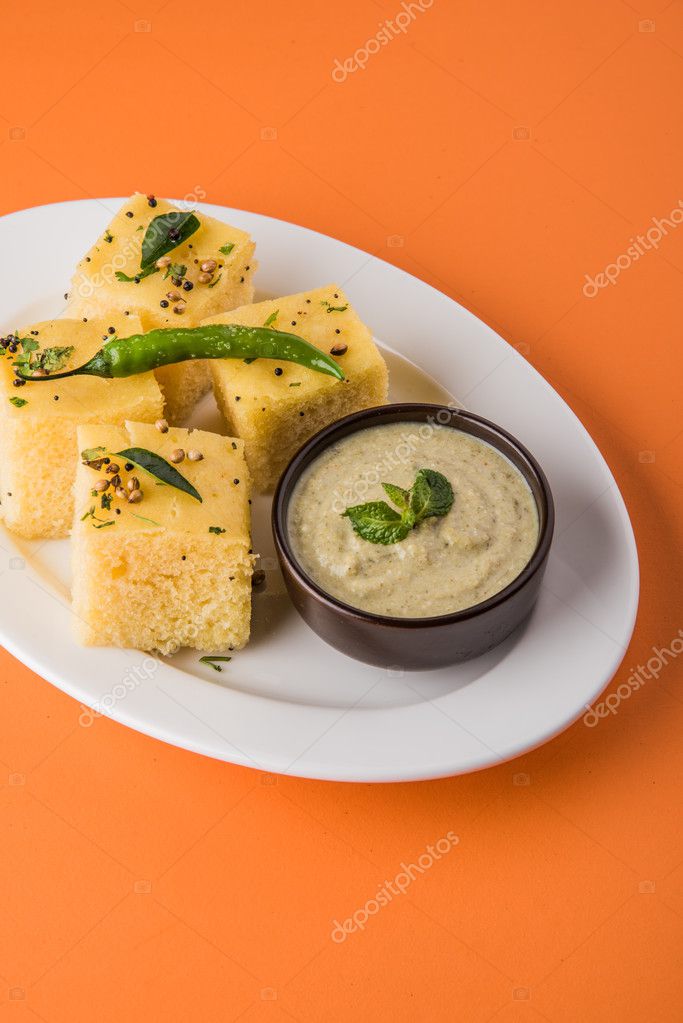 Dhokla Indische Pikante Snacks Aus Kichererbsenmehl Selektiver Fokus Stockfoto C Stockimagefactory Com 115103330