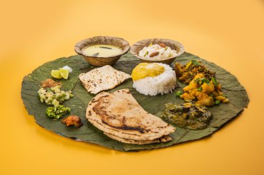 plaka ve kase yaprak yapılan servis tipik maharashtrian gıda kadhi ve shrikhand, düz dal, ıspanak curry, aalu mutter, sade pilav, papad, bhakri veya bhakar veya roti ve salata çeşitli içerir