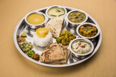 Maharashtrian veya marathi yemek tabağı veya marathi gıda thali, pune, mumbai konkan, vidarbha gıda