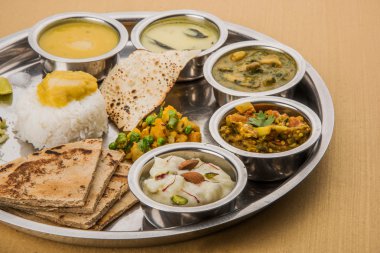 Maharashtrian veya marathi yemek tabağı veya marathi gıda thali, pune, mumbai konkan, vidarbha gıda
