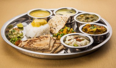 Maharashtrian veya marathi yemek tabağı veya marathi gıda thali, pune, mumbai konkan, vidarbha gıda