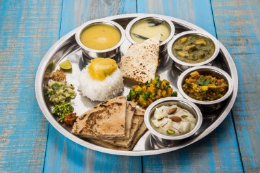 Maharashtrian veya marathi yemek tabağı veya marathi gıda thali, pune, mumbai konkan, vidarbha gıda