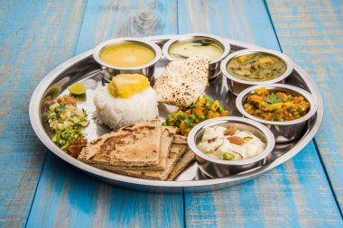 Maharashtrian veya marathi yemek tabağı veya marathi gıda thali, pune, mumbai konkan, vidarbha gıda