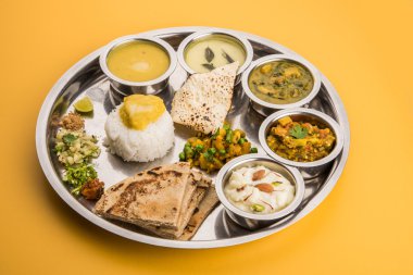 Maharashtrian veya marathi yemek tabağı veya marathi gıda thali, pune, mumbai konkan, vidarbha gıda