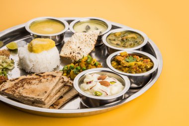 Maharashtrian veya marathi yemek tabağı veya marathi gıda thali, pune, mumbai konkan, vidarbha gıda