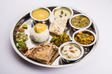 Maharashtrian veya marathi yemek tabağı veya marathi gıda thali, pune, mumbai konkan, vidarbha gıda