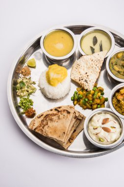 Maharashtrian veya marathi yemek tabağı veya marathi gıda thali, pune, mumbai konkan, vidarbha gıda