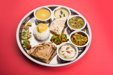 Maharashtrian veya marathi yemek tabağı veya marathi gıda thali, pune, mumbai konkan, vidarbha gıda