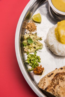 Maharashtrian veya marathi yemek tabağı veya marathi gıda thali, pune, mumbai konkan, vidarbha gıda