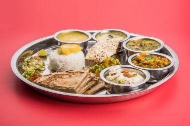 Maharashtrian veya marathi yemek tabağı veya marathi gıda thali, pune, mumbai konkan, vidarbha gıda