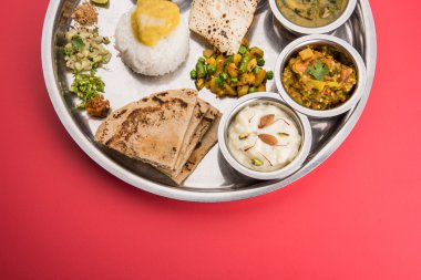 Maharashtrian veya marathi yemek tabağı veya marathi gıda thali, pune, mumbai konkan, vidarbha gıda