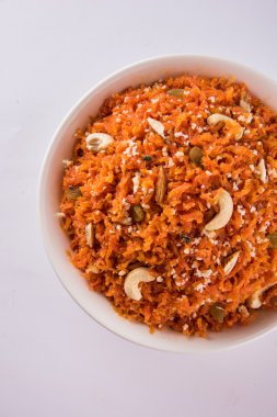lezzetli gajar helva ya da gajar ka halwa yapılmış veya taze havuç, şeker ve süt. Badem veya badam, cashewnuts ve antep fıstığı ile dekore edilmiş, favori Kuzey Hint tatlı genellikle düğün servis