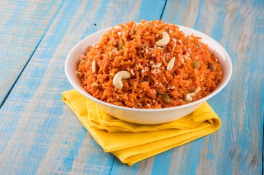 lezzetli gajar helva ya da gajar ka halwa yapılmış veya taze havuç, şeker ve süt. Badem veya badam, cashewnuts ve antep fıstığı ile dekore edilmiş, favori Kuzey Hint tatlı genellikle düğün servis