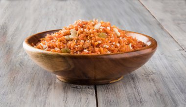 lezzetli gajar helva ya da gajar ka halwa yapılmış veya taze havuç, şeker ve süt. Badem veya badam, cashewnuts ve antep fıstığı ile dekore edilmiş, favori Kuzey Hint tatlı genellikle düğün servis