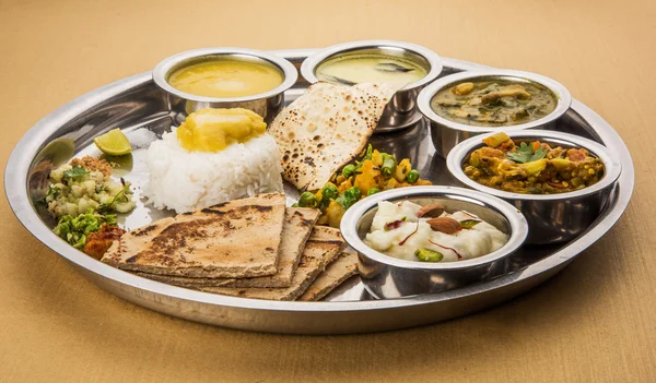 Plateau alimentaire maharashtrien ou marathi ou marathi nourriture thali, pune, mumbai konkan, vidarbha nourriture — Photo