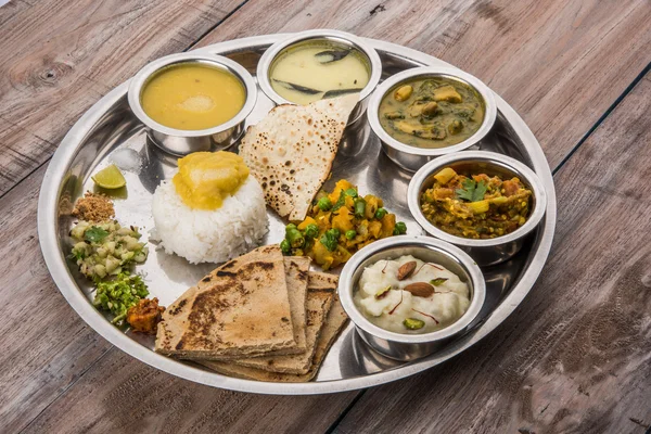 称赞或马拉地语食物盘或马拉地语食物塔、 浦那、 孟买贡根、 vidarbha 食品 — 图库照片