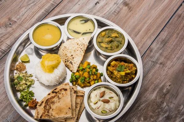 Marathi ou marathi prato de comida thali, pune, mumbai konkan, vidarbha comida — Fotografia de Stock