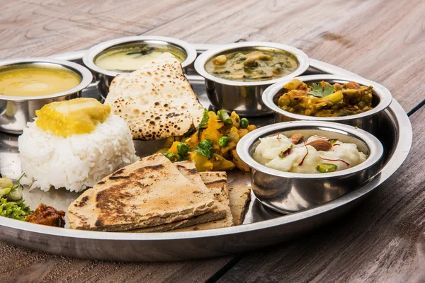 Marathi ou marathi prato de comida thali, pune, mumbai konkan, vidarbha comida — Fotografia de Stock