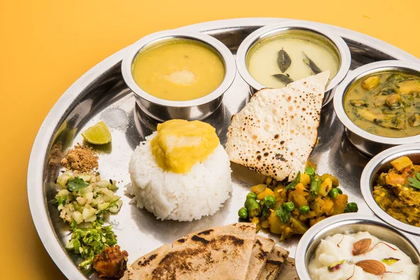 Maharashtrian eller marathi mat tallrik eller marathi mat thali, pune, mumbai konkan, vidarbha mat — Stockfoto