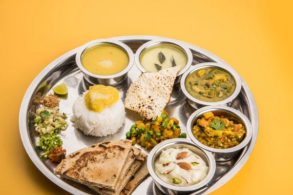 Maharashtrian oder Marathi Speiseteller oder Marathi Essen Thali, Pune, Mumbai Konkan, Vidarbha Essen — Stockfoto