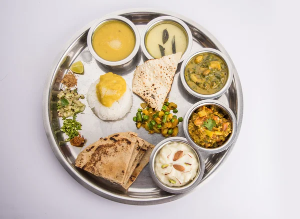 Maharashtrian oder Marathi Speiseteller oder Marathi Essen Thali, Pune, Mumbai Konkan, Vidarbha Essen — Stockfoto