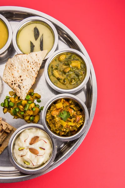 Plateau alimentaire maharashtrien ou marathi ou marathi nourriture thali, pune, mumbai konkan, vidarbha nourriture — Photo