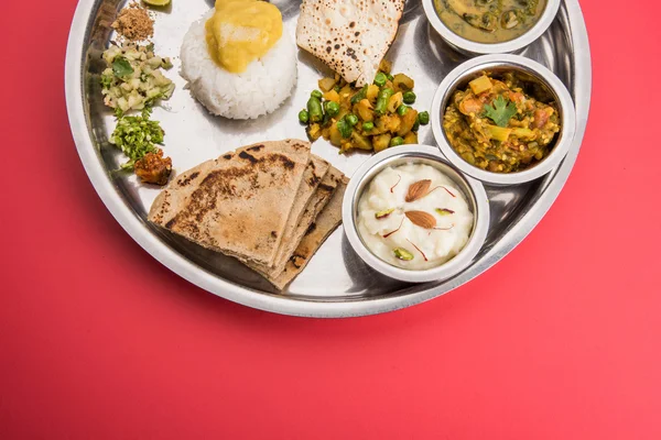 Piatto di cibo maharashtrian o marathi o cibo marathi thali, pune, mumbai konkan, vidarbha — Foto Stock