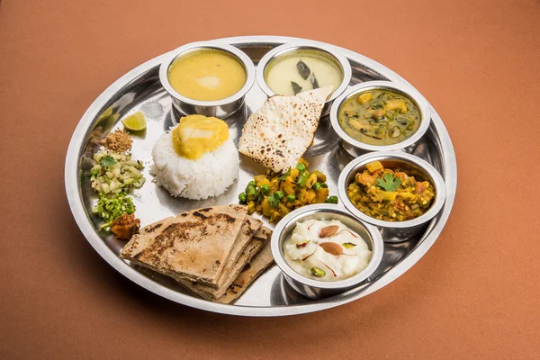 Maharashtrian eller marathi mat tallrik eller marathi mat thali, pune, mumbai konkan, vidarbha mat — Stockfoto