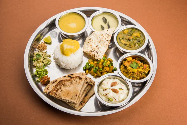 Maharashtrian eller marathi mat tallrik eller marathi mat thali, pune, mumbai konkan, vidarbha mat — Stockfoto