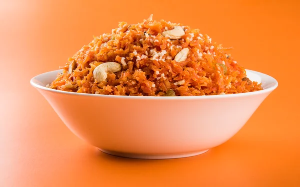 Savoureux gajar halwa ou gajar ka halwa composé ou carotte fraîche, sucre et lait. décoré d'amandes ou de badam, de noix de cajou et de pistaches, dessert nord-indien préféré généralement servi lors des mariages — Photo