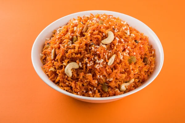 Chutné gajar halwa nebo gajar ka halwa zhotovené nebo čerstvá mrkev, cukr a mléko. zdobené mandle nebo badam, cashewnuts a pistácie, oblíbené severní indické dezert obvykle sloužil v svatby — Stock fotografie