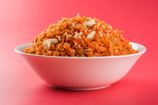 Savoureux gajar halwa ou gajar ka halwa composé ou carotte fraîche, sucre et lait. décoré d'amandes ou de badam, de noix de cajou et de pistaches, dessert nord-indien préféré généralement servi lors des mariages — Photo