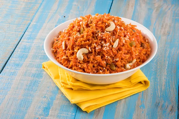 Saboroso gajar halwa ou gajar ka halwa composta ou cenoura fresca, açúcar e leite. decorados com amêndoa ou badam, castanha de caju e pistache, sobremesa norte-indiana favorita geralmente servida em casamentos — Fotografia de Stock