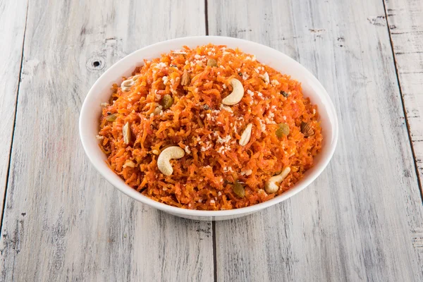 Saboroso gajar halwa ou gajar ka halwa composta ou cenoura fresca, açúcar e leite. decorados com amêndoa ou badam, castanha de caju e pistache, sobremesa norte-indiana favorita geralmente servida em casamentos — Fotografia de Stock