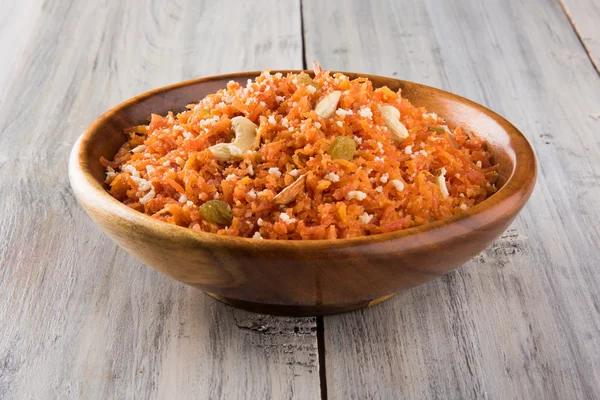 Saboroso gajar halwa ou gajar ka halwa composta ou cenoura fresca, açúcar e leite. decorados com amêndoa ou badam, castanha de caju e pistache, sobremesa norte-indiana favorita geralmente servida em casamentos — Fotografia de Stock