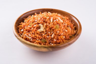 lezzetli gajar helva ya da gajar ka halwa yapılmış veya taze havuç, şeker ve süt. Badem veya badam, cashewnuts ve antep fıstığı ile dekore edilmiş, favori Kuzey Hint tatlı genellikle düğün servis