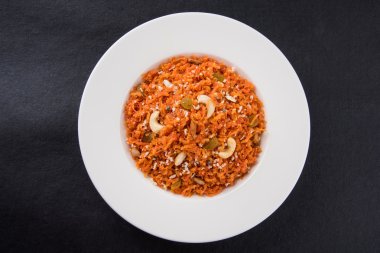 lezzetli gajar helva ya da gajar ka halwa yapılmış veya taze havuç, şeker ve süt. Badem veya badam, cashewnuts ve antep fıstığı ile dekore edilmiş, favori Kuzey Hint tatlı genellikle düğün servis