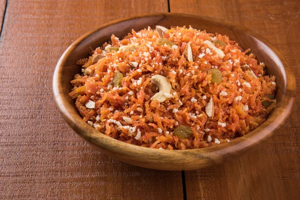 Saboroso gajar halwa ou gajar ka halwa composta ou cenoura fresca, açúcar e leite. decorados com amêndoa ou badam, castanha de caju e pistache, sobremesa norte-indiana favorita geralmente servida em casamentos — Fotografia de Stock