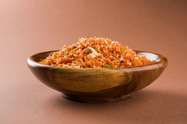 Savoureux gajar halwa ou gajar ka halwa composé ou carotte fraîche, sucre et lait. décoré d'amandes ou de badam, de noix de cajou et de pistaches, dessert nord-indien préféré généralement servi lors des mariages — Photo